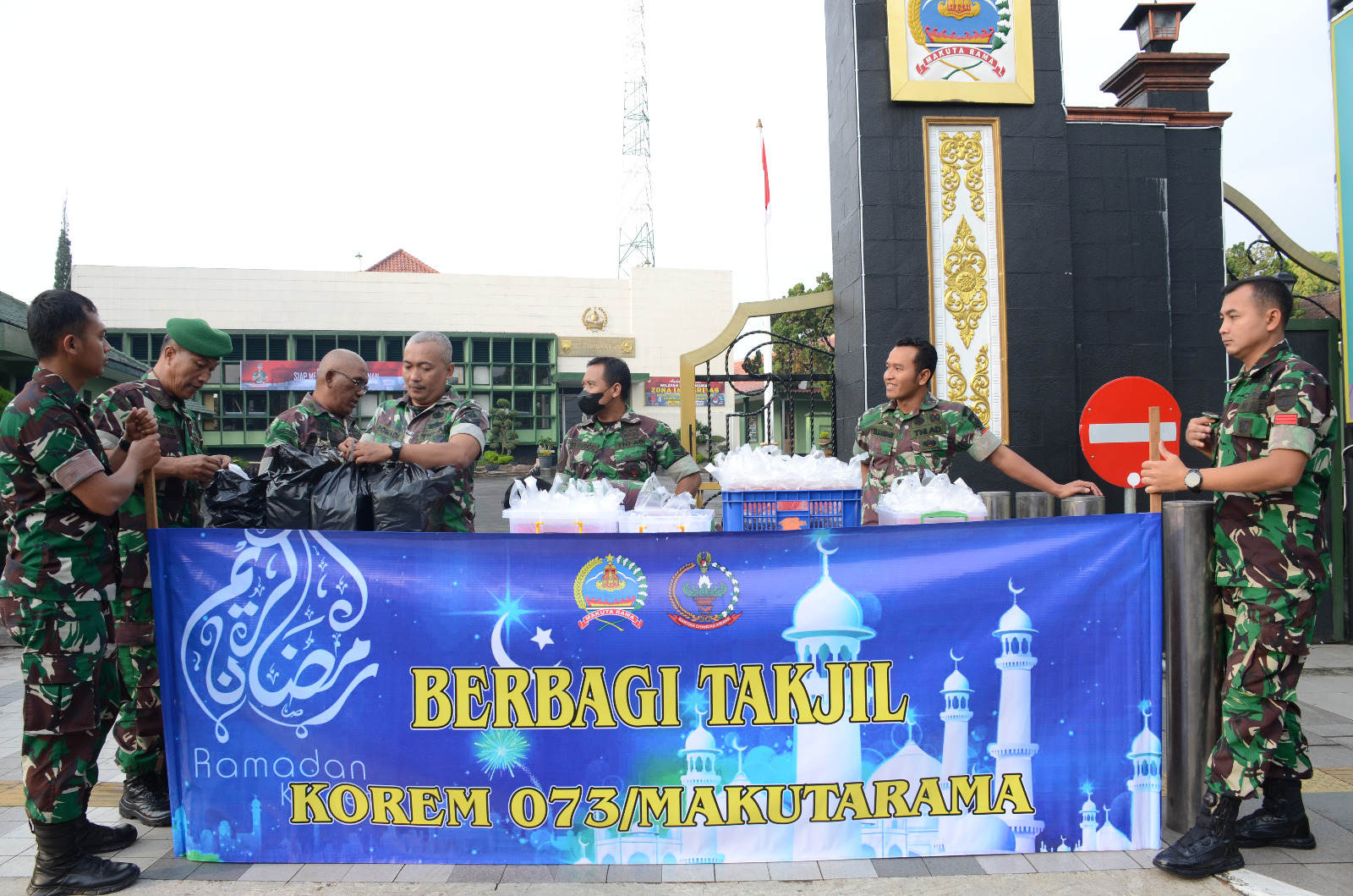Berbagi di Bulan Ramadhan, Korem 073/Makutarama Bagikan Takjil Gratis